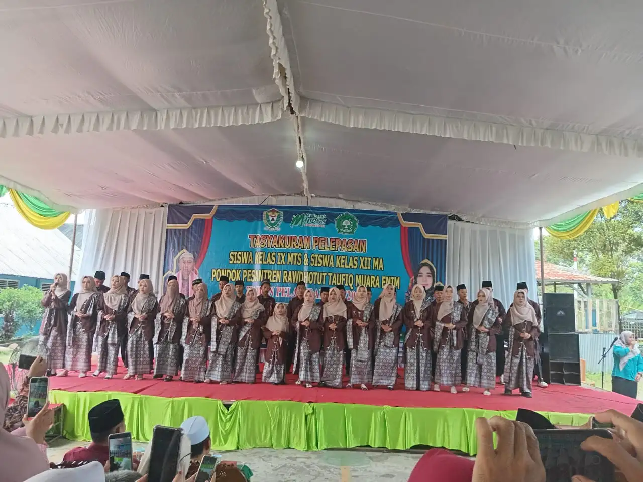 MUARA ENIM MEMBARA DENGAN TANGIS HARU! GEBYAR PERPISAHAN AKBAR PONDOK PESANTREN RAWDHOTUT TAUFIQ: RATUSAN SANTRI SIAP GUNCANG DUNIA!